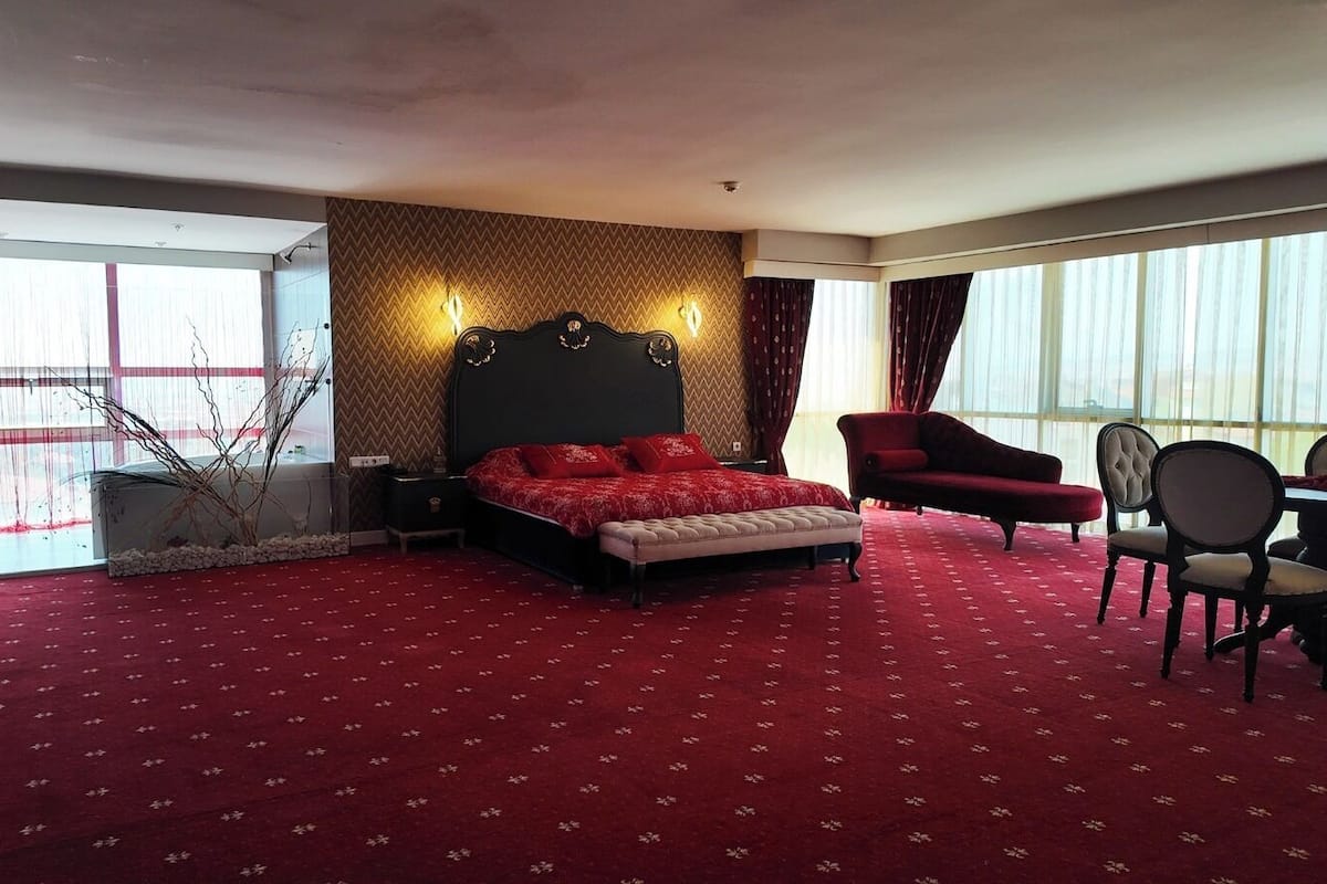 Rom – superior, 1 queensize-seng, badekar, byutsikt | Wi-fi (inkludert) og sengetøy