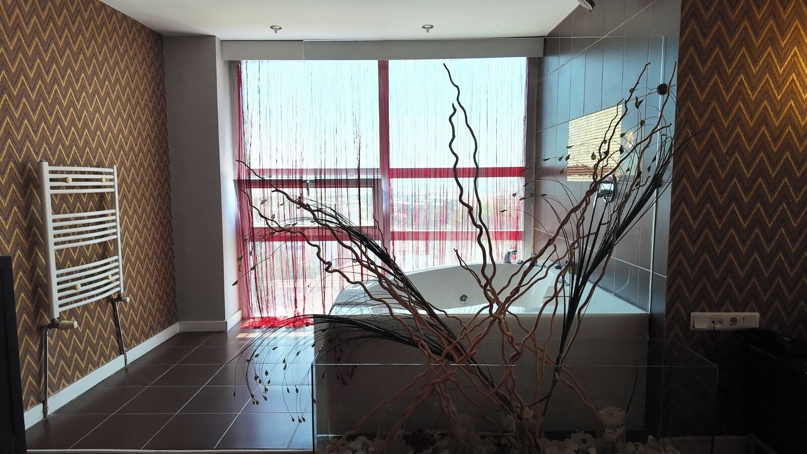 Rom – superior, 1 queensize-seng, badekar, byutsikt | Bad | Dusj, toalettartikler (inkludert), hårføner og håndklær