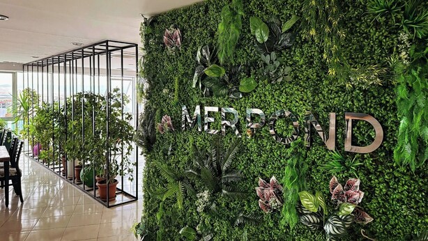 A wall with a vertical garden and the word "MERPOND" in metallic letters. - Grand Merpond Otel (Merzifon)