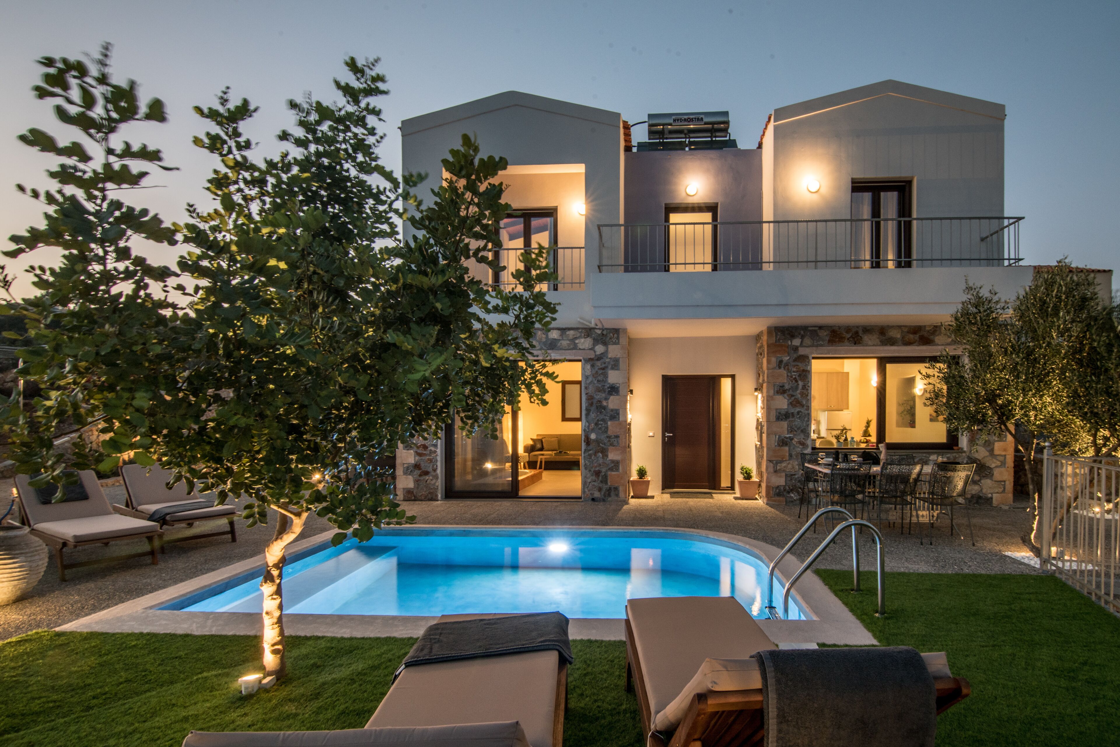 Piscine extérieure, chaises longues