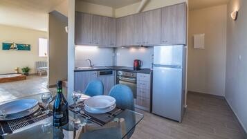 Kjøleskap, mikrobølgeovn, ovn og kokeplater