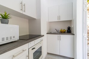 Jääkaappi, mikroaaltouuni, uuni, liesi