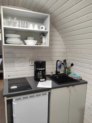 Kühlschrank, Herdplatte, Wasserkocher mit Kaffee-/Teezubehör, Toaster
