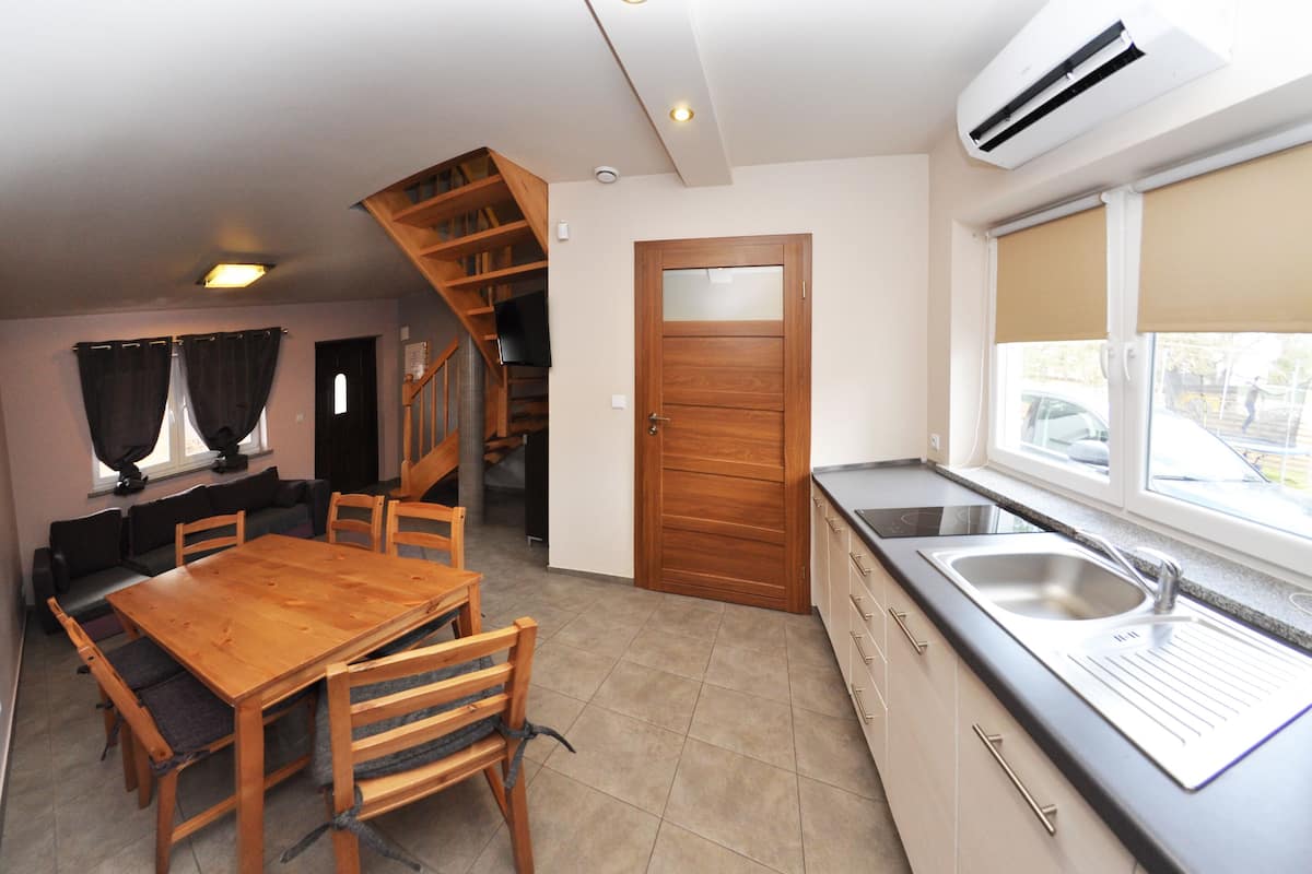 Cabin Premium | Khu phòng khách | TV 