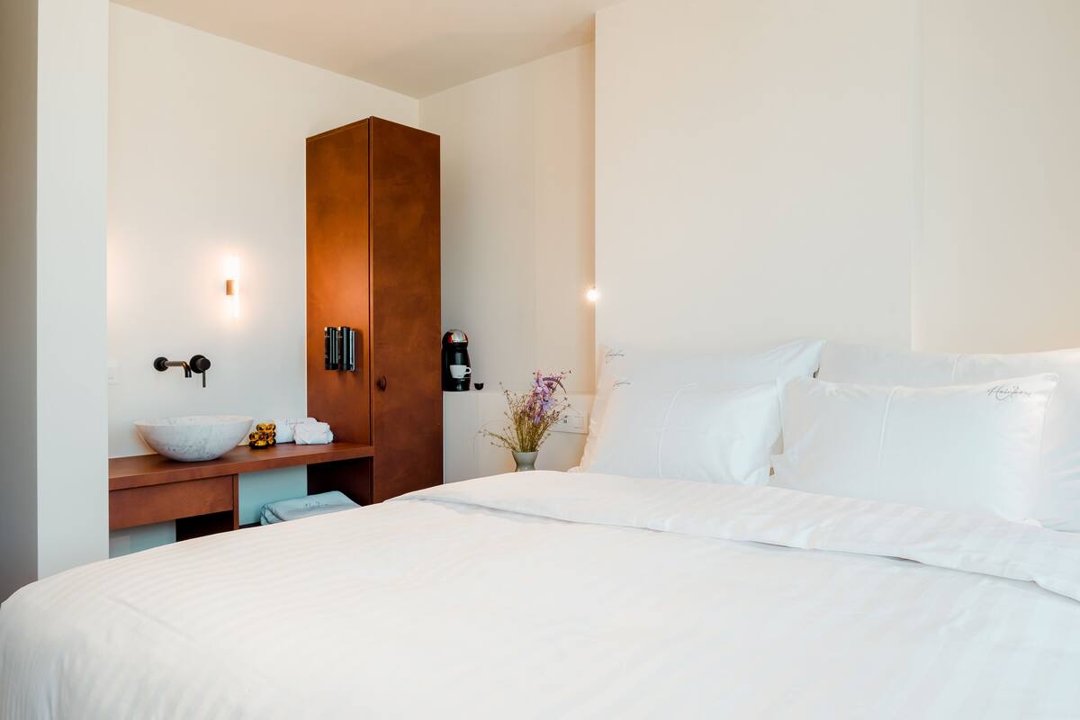 Quarto luxo | Escrivaninha, Wi-Fi de cortesia, roupa de cama