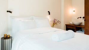 Queen Room | Desk, WiFi (free), bed sheets - The Librarian (Ghent)