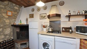 Kühlschrank, Mikrowelle, Herdplatte, Geschirrspüler