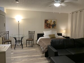 1 bedroom, iron/ironing board, WiFi, bed sheets - 1326-#9 Comfy studio in downtown  (San Antonio)