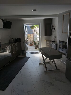 Refrigerador, horno, placa de cocina, lavavajillas
