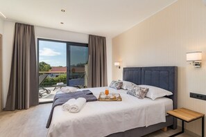 5 bedrooms, iron/ironing board, WiFi, bed sheets