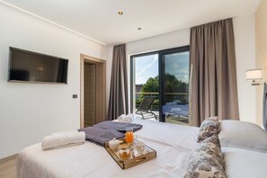 5 bedrooms, iron/ironing board, WiFi, bed sheets