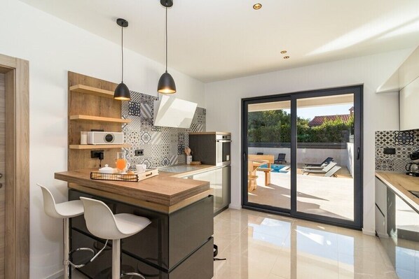 Kühlschrank, Mikrowelle, Ofen, Herdplatte