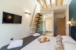 5 bedrooms, iron/ironing board, WiFi, bed sheets
