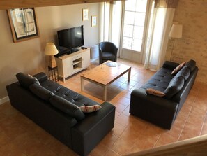 Télévision, lecteur de DVD, baby-foot, livres