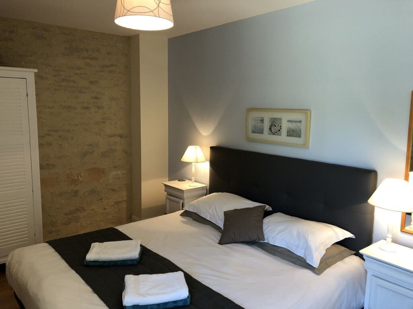 5 chambres, coffres-forts dans les chambres, fer et planche à repasser