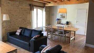 Télévision, lecteur de DVD, baby-foot, livres