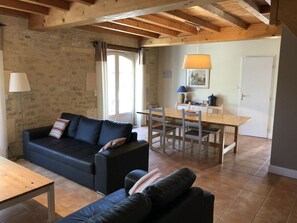 TV, DVD player, foosball, books - 5 quality gites on a magnificent renovated 19th Century Charentais farm  (Bréville, Nouvelle-Aquitaine)