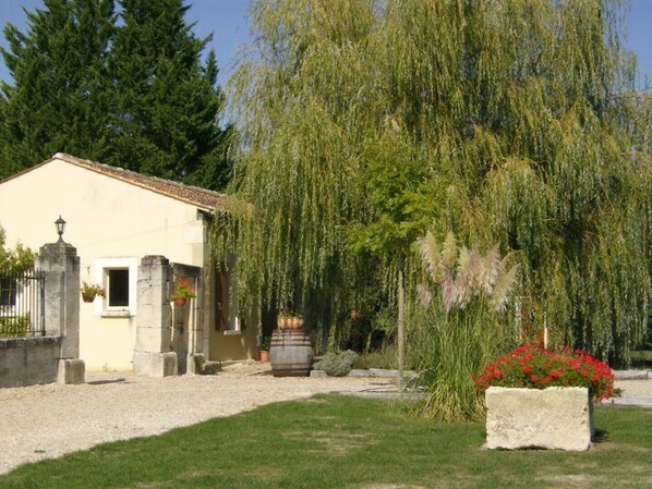 Property grounds - 5 quality gites on a magnificent renovated 19th Century Charentais farm  (Bréville, Nouvelle-Aquitaine)