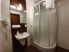 Apartment | Bathroom | Shower, hair dryer, towels, soap