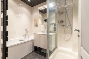 Ensemble douche/baignoire, sĂšche-cheveux, serviettes fournies, savon