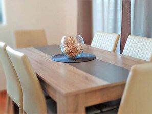 Family Apartment (7) | In-room dining