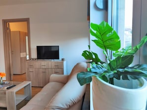 Familieleilighet (5) | Oppholdsområde | En 35-tommers Flatskjerm-TV med Parabol-TV samt TV