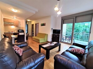 Family Apartment (6) | Living room | 35-inch flat-screen TV with satellite channels, TV - Pavlina (Budva)