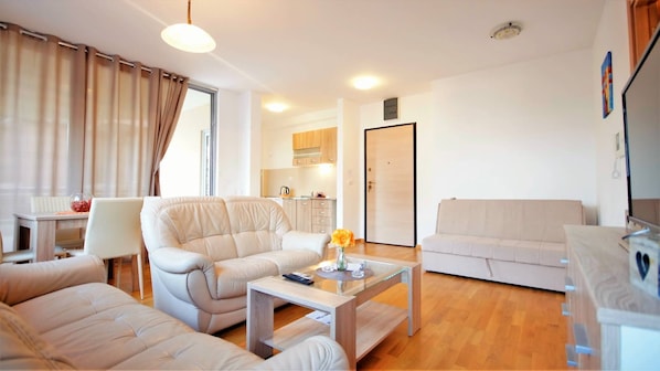 Familieleilighet (5) | Oppholdsområde | En 35-tommers Flatskjerm-TV med Parabol-TV samt TV