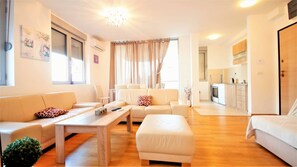 Familieleilighet (7) | Oppholdsrom | En 35-tommers Flatskjerm-TV med Parabol-TV samt TV