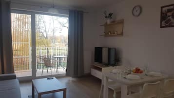Appartement Standard | Coin séjour | Télévision à écran plat de 26 pouces avec chaînes numériques, télévision