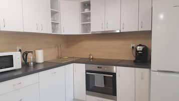 Appartement Standard | Cuisine privée | Réfrigérateur, micro-ondes, four, plaque de cuisson