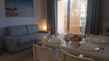 Appartement Standard | Coin séjour | Télévision à écran plat de 26 pouces avec chaînes numériques, télévision