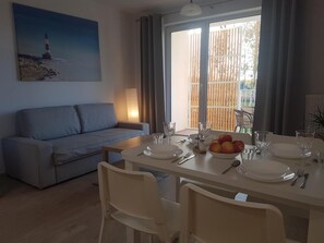 Standard-Apartment | Wohnbereich | 26-Zoll-Flachbildfernseher mit Digitalempfang, Fernseher