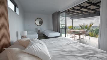 Habitación cuádruple panorámica, vistas al mar | Sábanas de algodón egipcio y ropa de cama de alta calidad