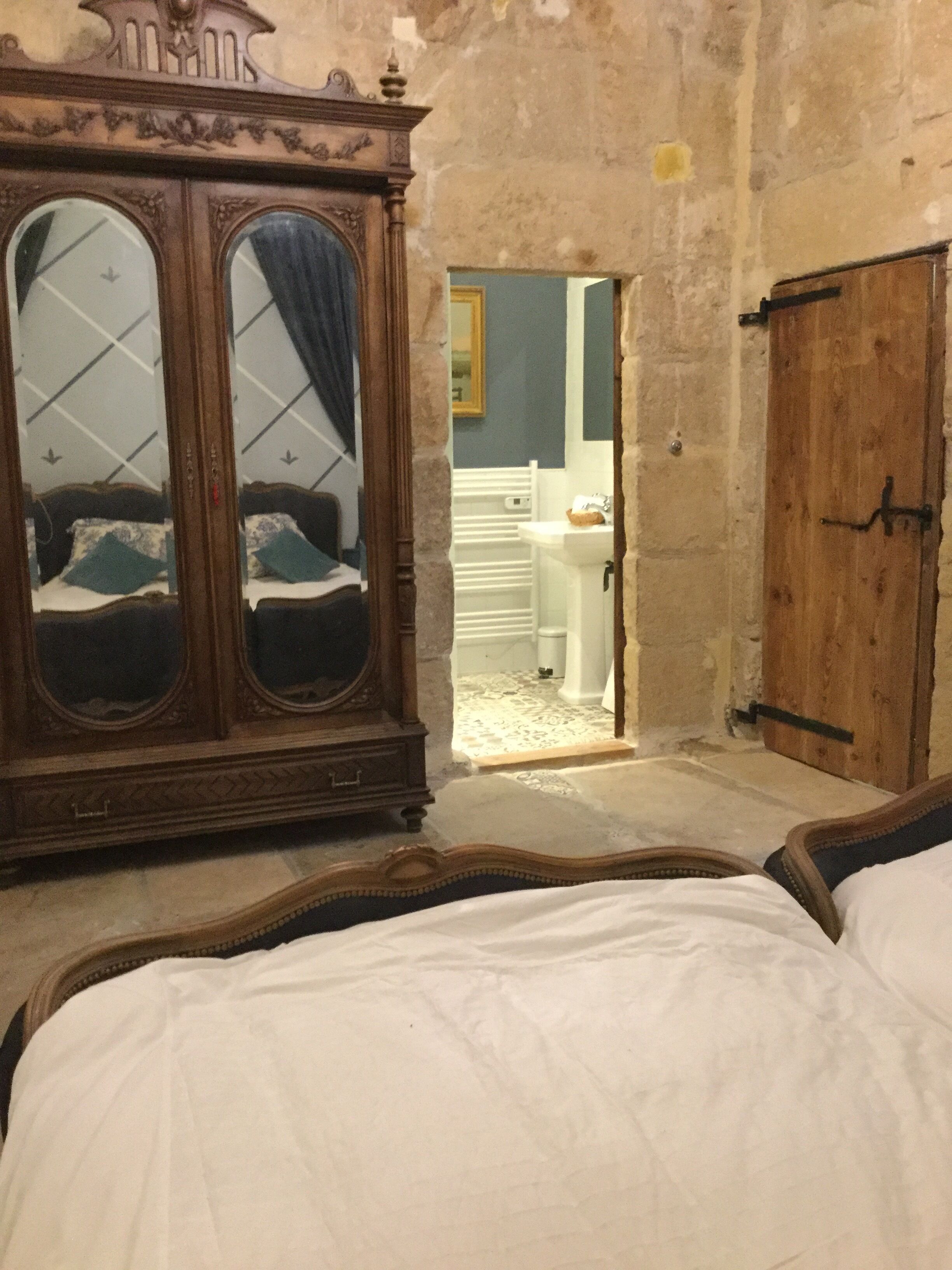 1 habitación, tabla de planchar con plancha, wifi gratis y ropa de cama 