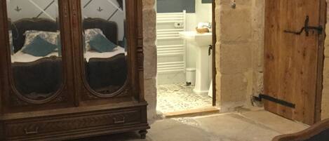 1 chambre, fer et planche à repasser, Wi-Fi gratuit, draps fournis