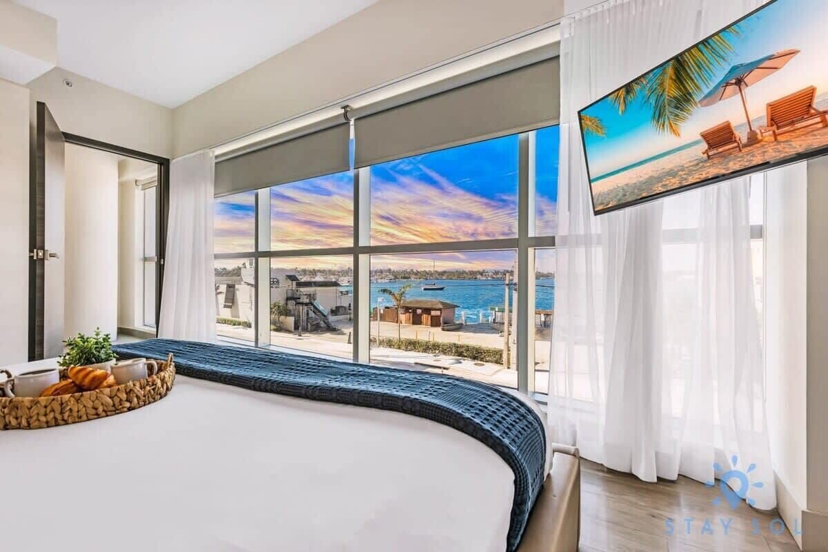 2 soverom, skrivebord, strykejern/-brett og reiseseng for barn