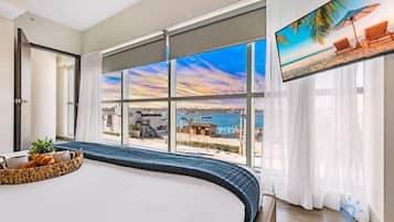 2 soverom, skrivebord, strykejern/-brett og reiseseng for barn