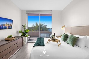 2 makuuhuonetta, työpöytä, silitysrauta/-lauta, vauvan matkasänky