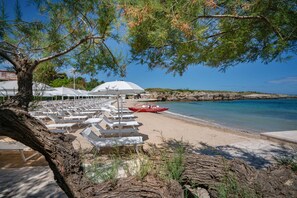 En la playa, arena negra, traslado desde/hacia la playa