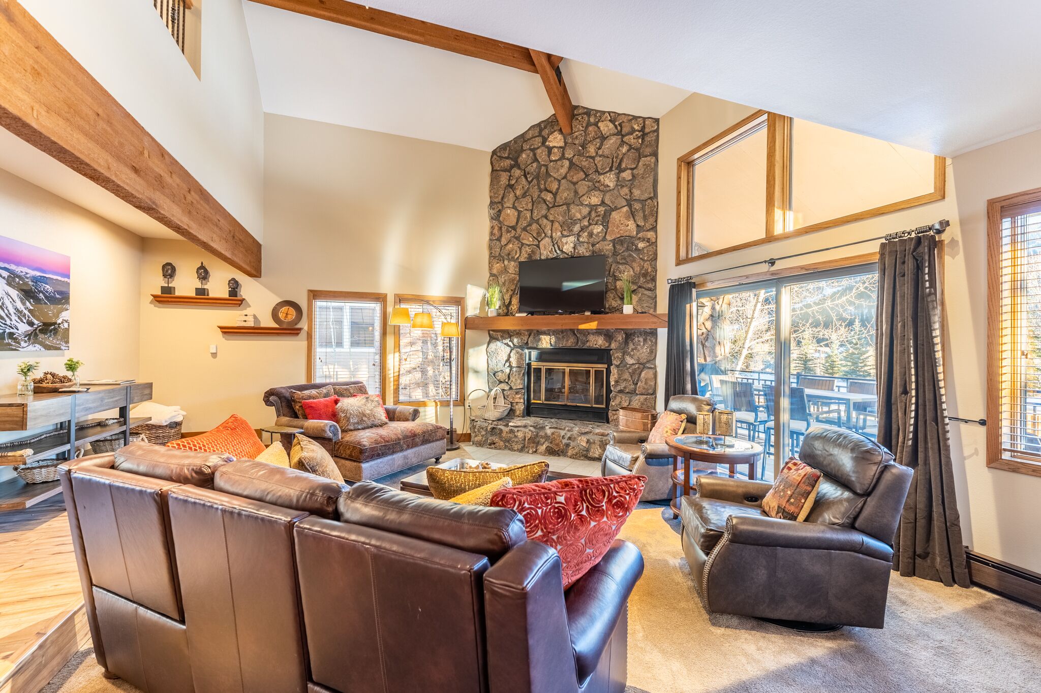 Flat-screen TV, fireplace