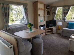 Chalet | Wohnzimmer | 30-Zoll-Fernseher mit Digitalempfang, Kamin, DVD-Player