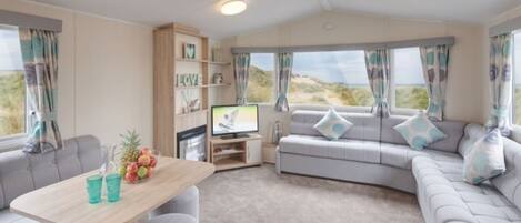 Chalet | Woonkamer | Een 30-inch televisie met digitale zenders en een open haard