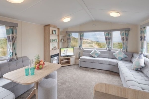 Chalet | Living room | 30-inch TV with digital channels, fireplace, DVD player