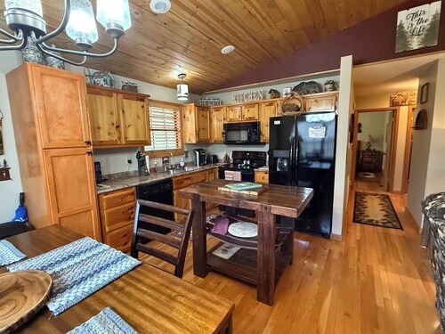 MURPHY, NC  Rustic Trail Retreat Cabin