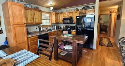 MURPHY, NC Rustic Trail Retreat Cabin