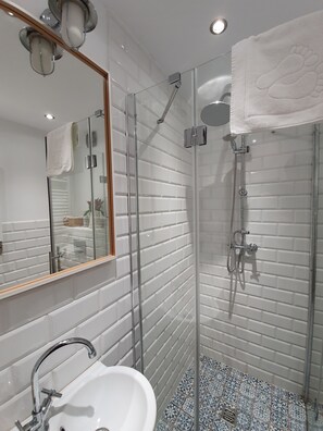 Vierbettzimmer | Badezimmer | Dusche, Haartrockner, Bidet, Handtücher
