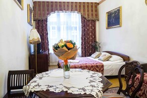 Standard Apartment | In-room safe, iron/ironing board, free rollaway beds, free WiFi - Metropolitan Apartments (Kraków)
