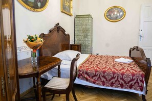 Caja de seguridad en la habitación y tabla de planchar con plancha 