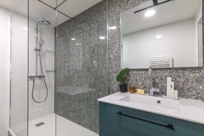 Shower, hair dryer, towels